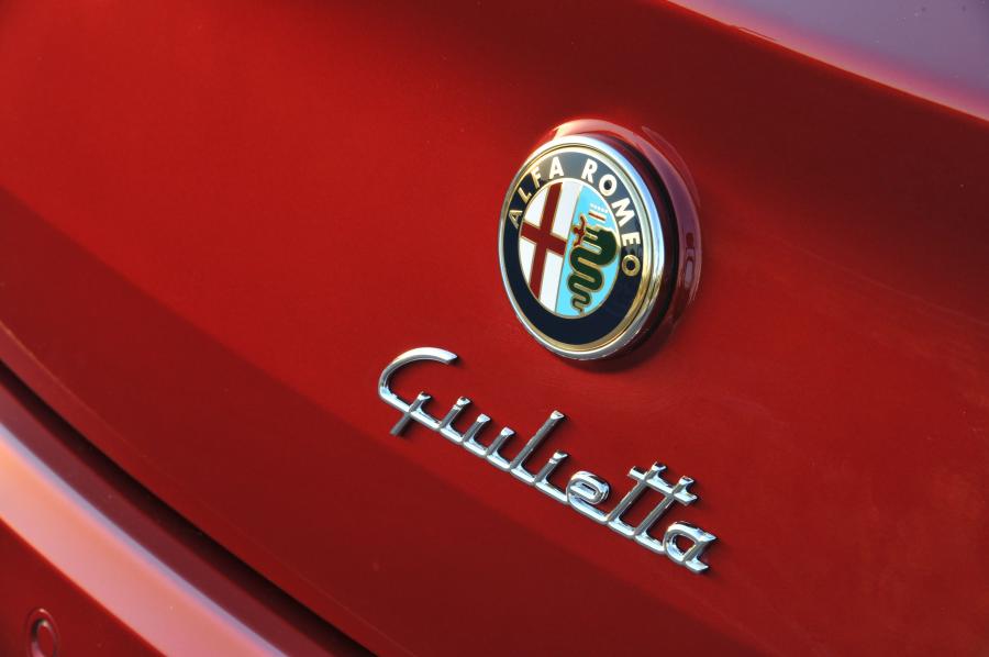 Логотип Alfa Romeo Giulietta Quadrifoglio Verde (940) 2011 года  (AU) (фото 7 из 28)